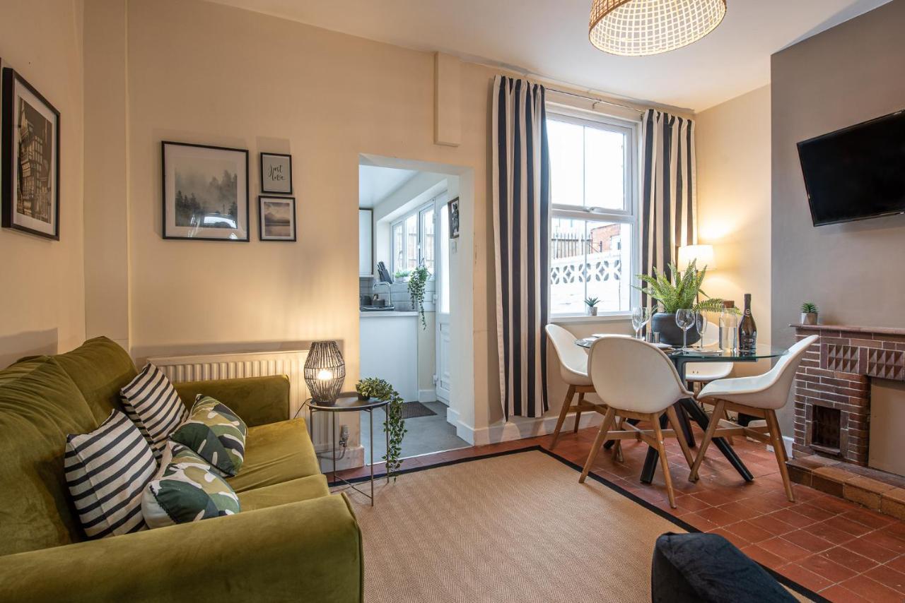 3 Bedroom Home Sleeps 5 Close To Chester City Centre Welcomes Couples, Small Groups, Families And Contractors Luaran gambar
