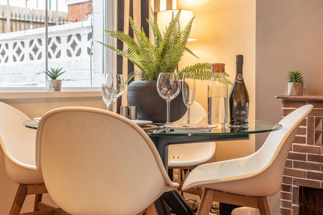 3 Bedroom Home Sleeps 5 Close To Chester City Centre Welcomes Couples, Small Groups, Families And Contractors Luaran gambar