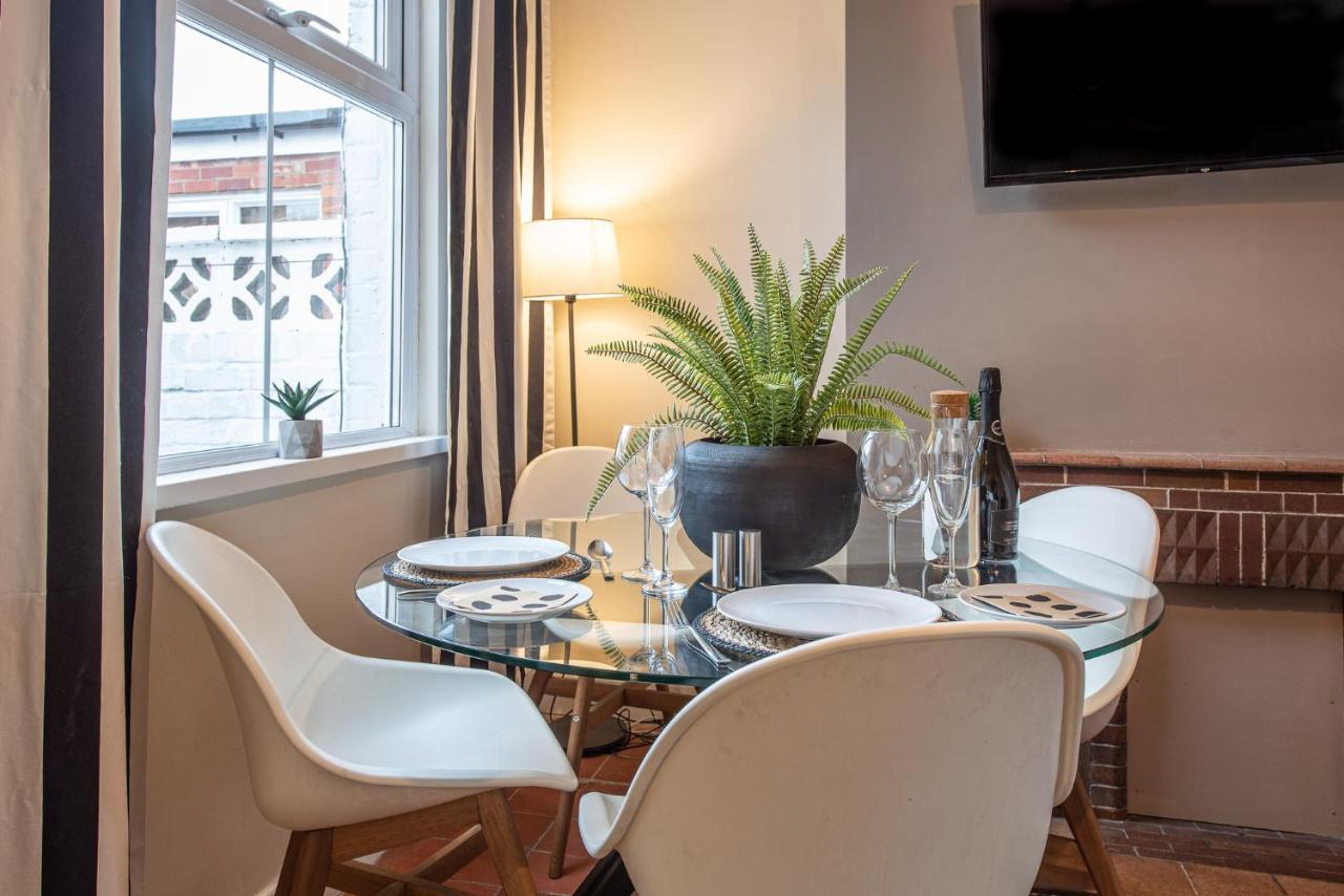 3 Bedroom Home Sleeps 5 Close To Chester City Centre Welcomes Couples, Small Groups, Families And Contractors Luaran gambar