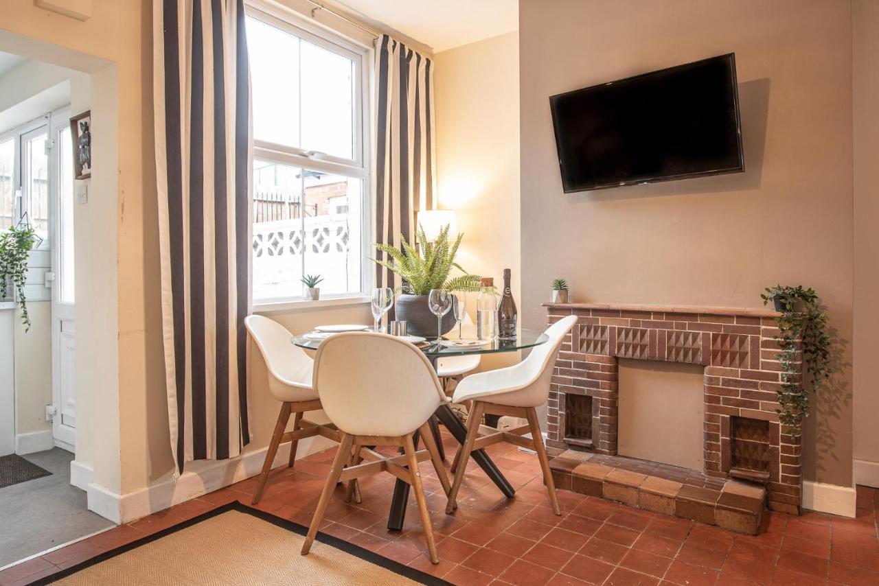 3 Bedroom Home Sleeps 5 Close To Chester City Centre Welcomes Couples, Small Groups, Families And Contractors Luaran gambar