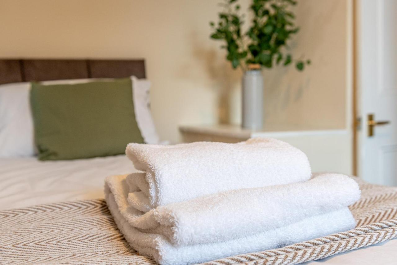 3 Bedroom Home Sleeps 5 Close To Chester City Centre Welcomes Couples, Small Groups, Families And Contractors Luaran gambar