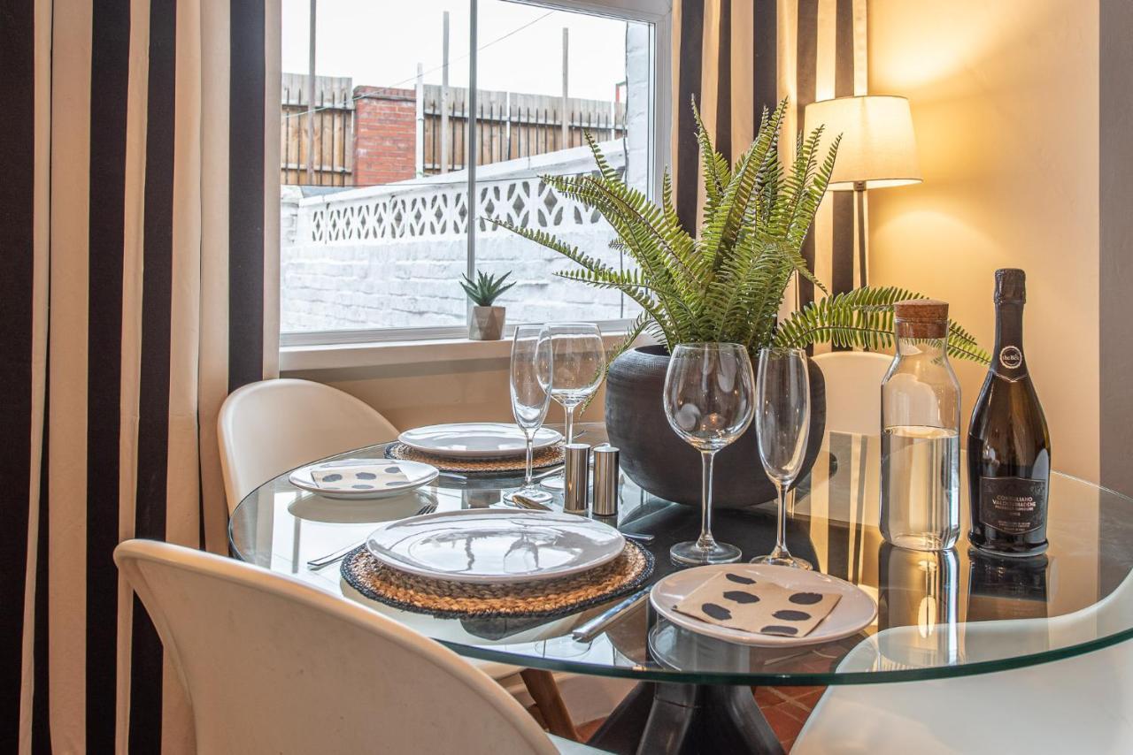 3 Bedroom Home Sleeps 5 Close To Chester City Centre Welcomes Couples, Small Groups, Families And Contractors Luaran gambar