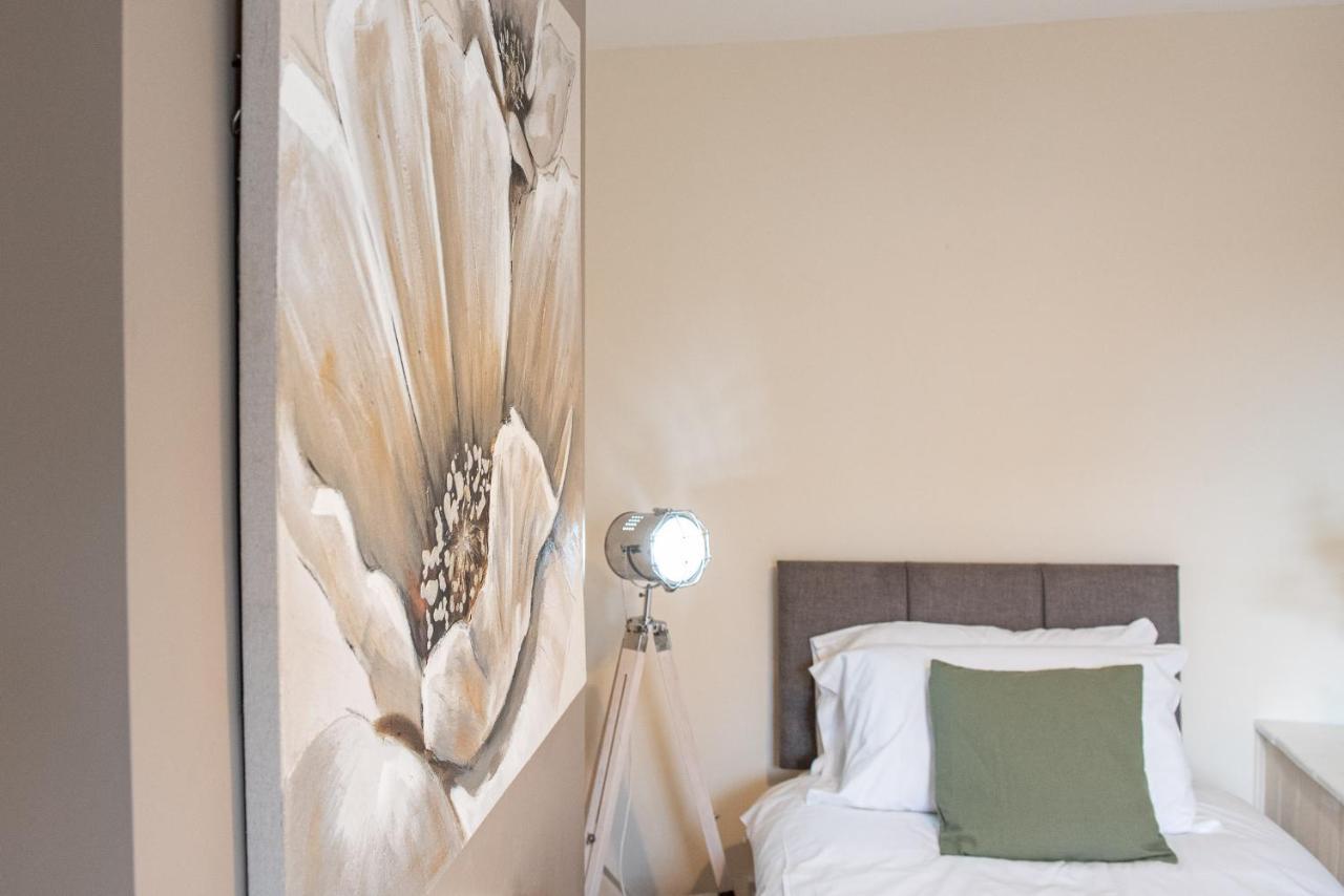 3 Bedroom Home Sleeps 5 Close To Chester City Centre Welcomes Couples, Small Groups, Families And Contractors Luaran gambar