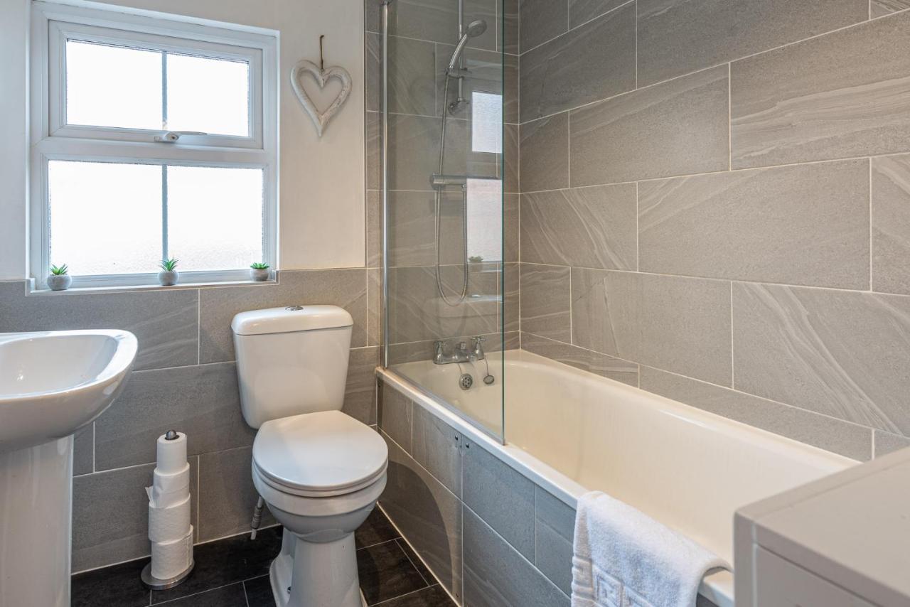 3 Bedroom Home Sleeps 5 Close To Chester City Centre Welcomes Couples, Small Groups, Families And Contractors Luaran gambar